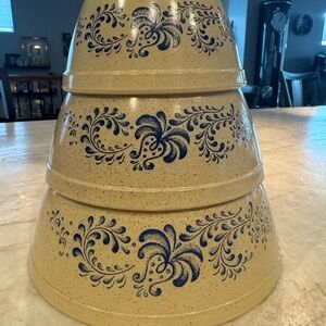 Vintage Pyrex Homestead Mixing Bowl
Set of 3 Pyrex Mixing Bowls Pyrex
Nesting